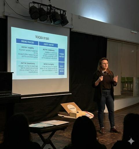 לגדול בשגרה לא שגרתית - הרצאה של לירי תלמי פנחס על מודל VUCA